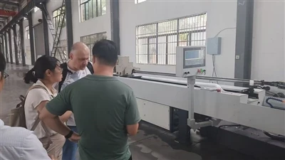 Ruští zákazníci přišli do naší společnosti na-kontrolu na místě